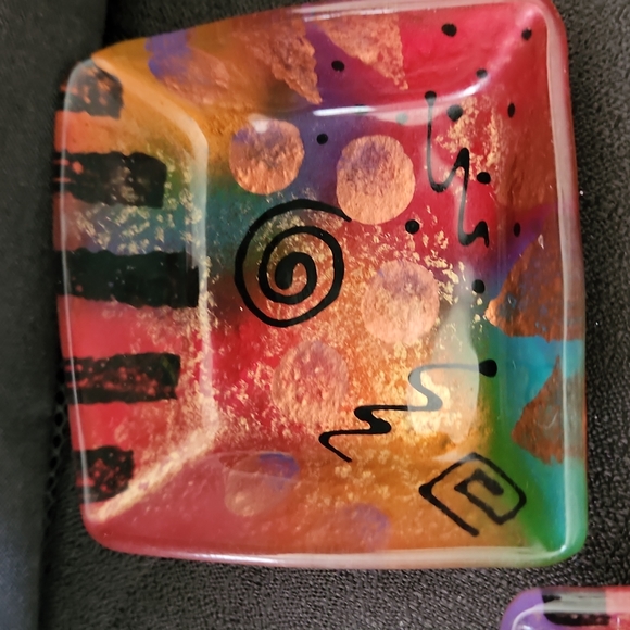 VINTAGE 1970S BOHO DECOR ABSTRACT ARTIST SIGNED GLASS PALLETES(6). - Picture 2 of 15